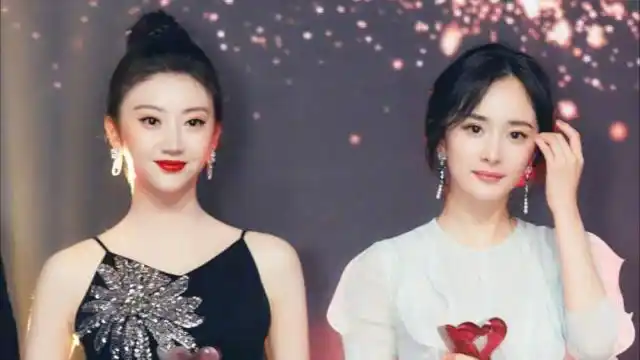 景甜活动现场意外走光,杨幂小动作让她尴尬不已