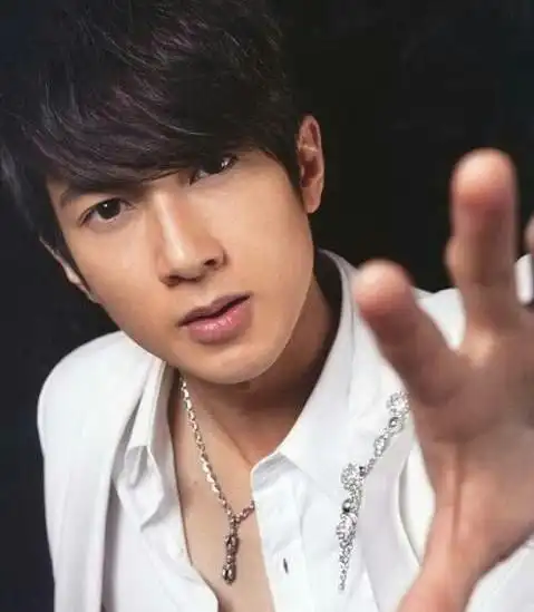 长的帅都这样玩吗吴尊晒九宫格照片粉丝看到气哭到无语