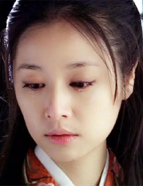 特别是在《仙剑奇侠传三》饰演赵灵儿一角,温柔体贴,美丽大方,剧中