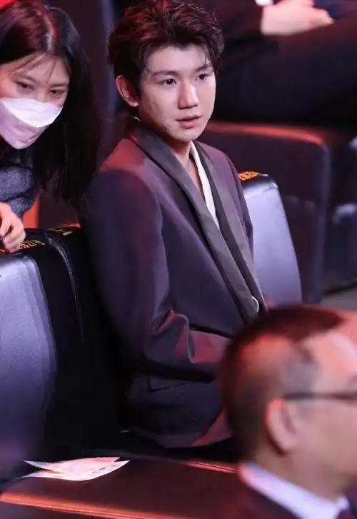 王源的生图不p就放出来,这状态太真实了!