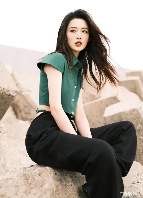 李沁绿衣写真露出白皙小蛮腰!身材曼妙冷艳酷飒太美了
