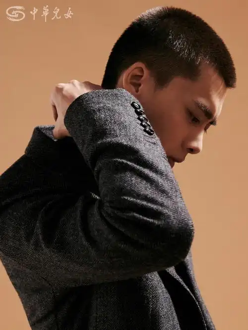 列表查看 大图 全屏观看 1 / 4 李易峰登上《中华儿女》2020年第九期