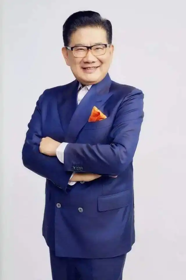 逃过富豪生日宴,如今成主持界一哥,上海台曹可凡到底什么来头?