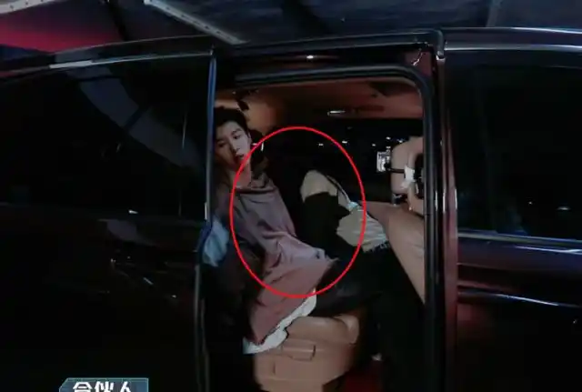 欧阳娜娜直接趴在范丞丞身上,全然不顾镜头存在,对他称呼太大胆