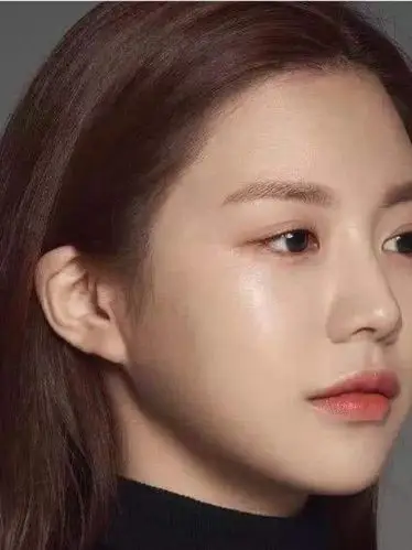 韩国模特高允真小巧精致的脸型真的是太好看,第一眼是视觉效果就能给