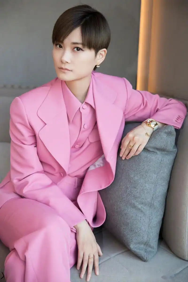 李宇春亮相2018 gucci 腕表首饰新品预览鸡尾酒会.