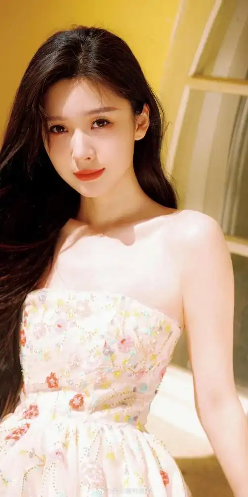 王子璇鲜花抹胸裙