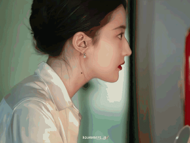 被这两个镜头美到了,刘亦菲的侧颜真的是内娱独一份的精致,她本身是