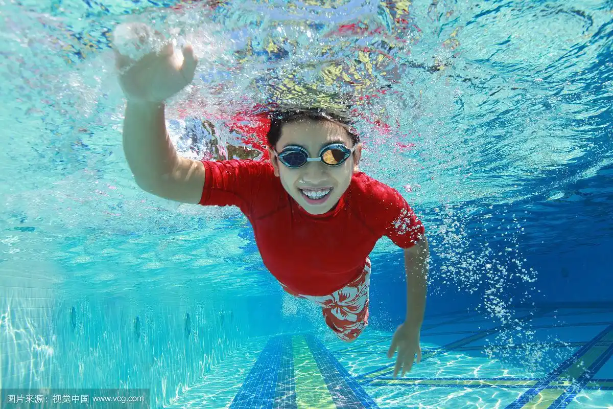 小男孩在水下游泳