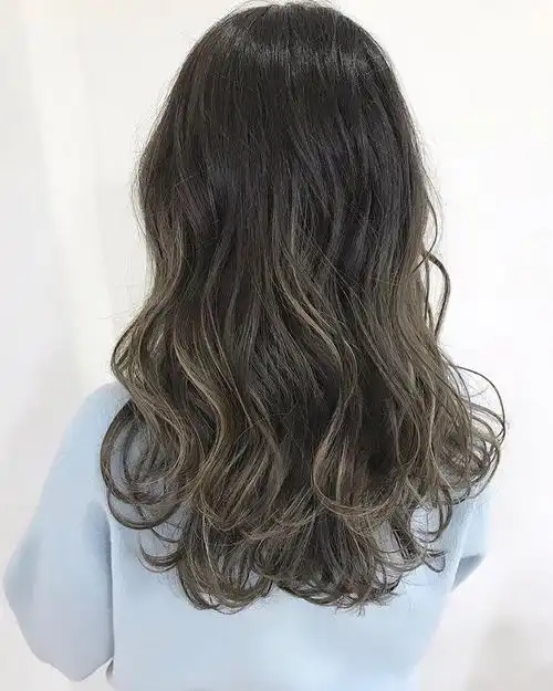 长发及腰这样卷最有女人味