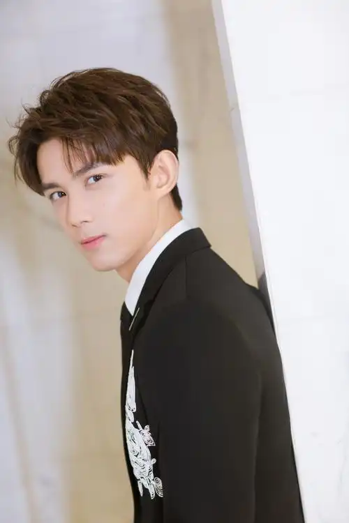 p>吴磊,1999年12月26日出生于上海,祖籍四川 a target="_blank" href