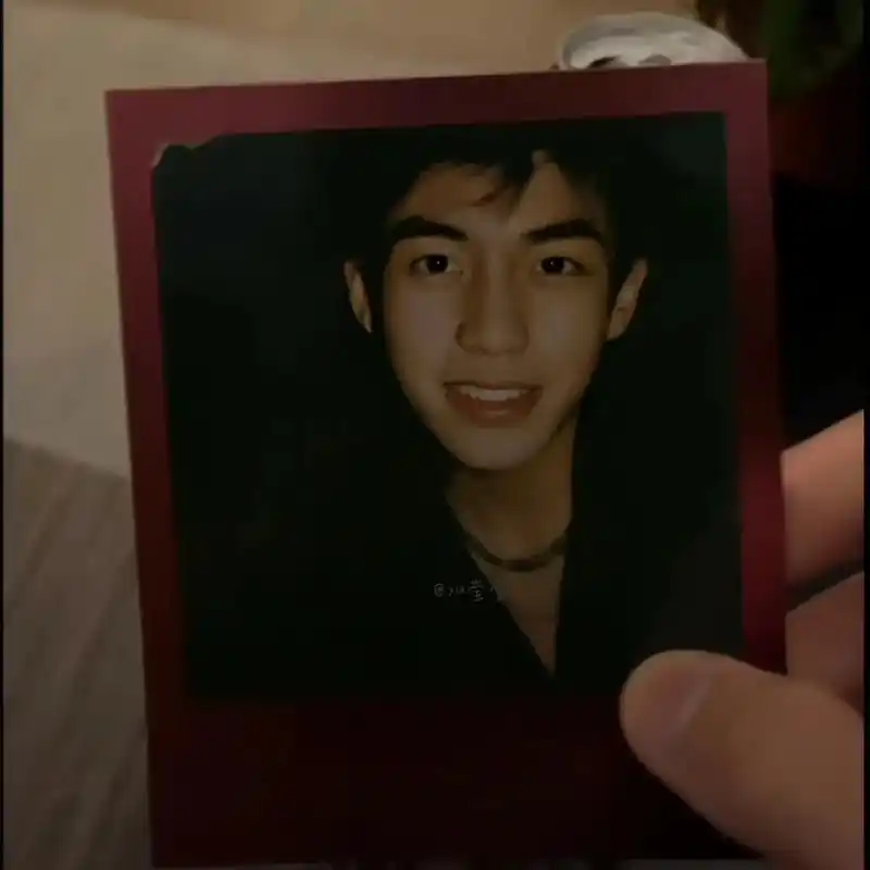 余庆伟 "给你们截个图好吧 因为你们没有机会拿到这些照片. - 抖音