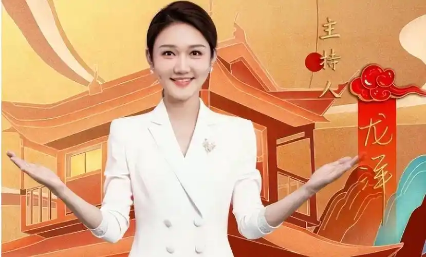 周末的时候,龙洋更喜欢模仿电视里的主持人.