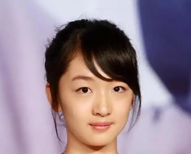 周冬雨晒素颜游玩照活泼可爱路边跳舞空灵感十足