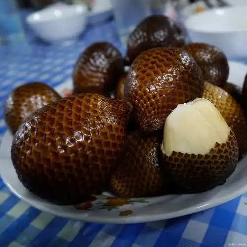 今天下班了去水果店买水果吃,发现了一种奇特的水果,看标签名字叫蛇皮