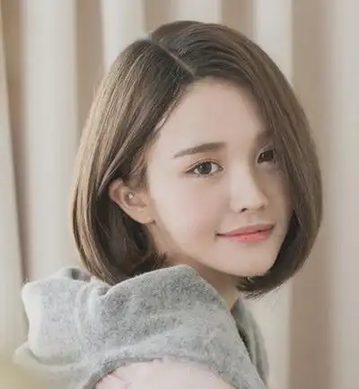 浅亚麻色染发显de圆脸妹子肌肤更加白皙,短发波波头发型刚好包裹住