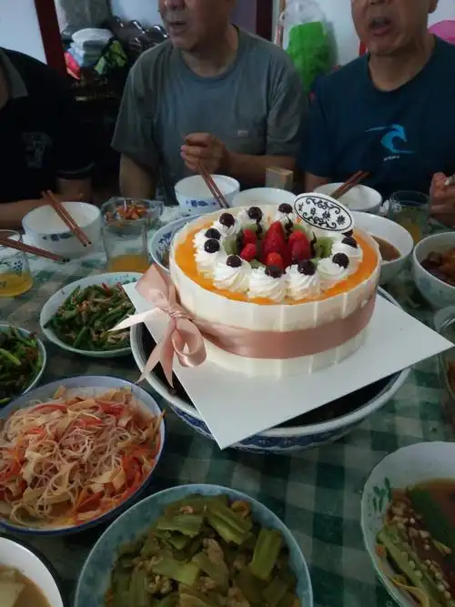 这是生日蛋糕,和一桌子菜,丰盛