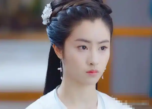 新版小龙女当初被吐槽,现在换了一个造型,清新淡雅美到无可挑剔