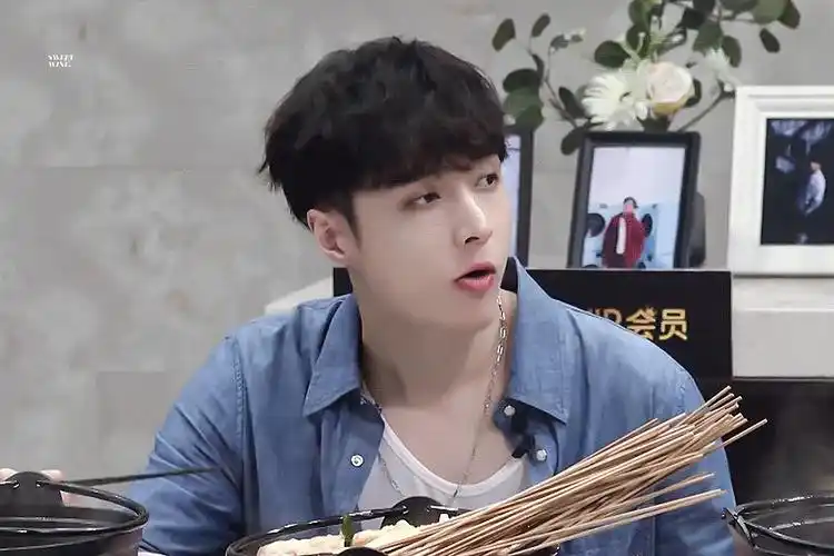 求张艺兴可爱动图