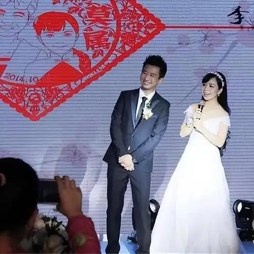 王二妮:从农村女孩到著名歌手,走红之后的她仍然选择了农村初恋