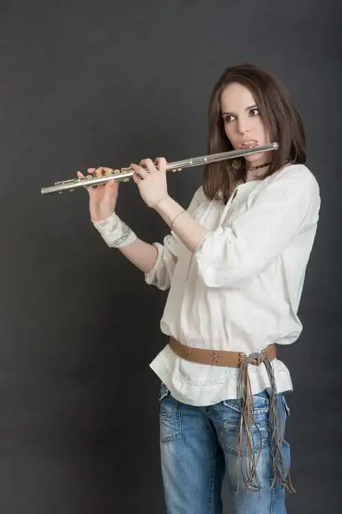 音乐家,一支长笛黑色背景上的女孩