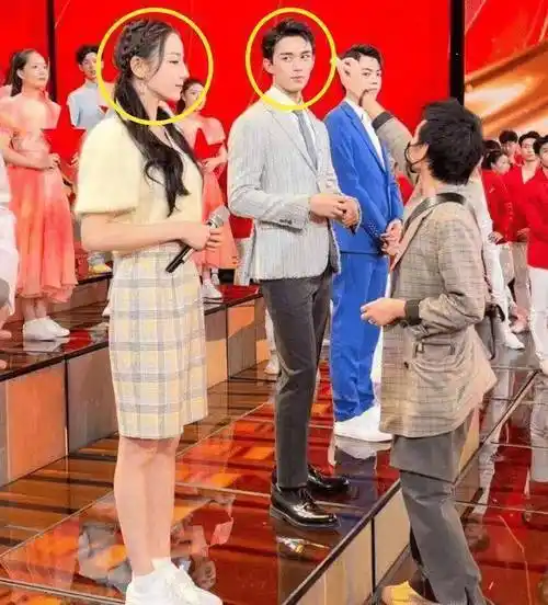 五四晚会路透曝光,吴磊迪丽热巴再次同框,吴磊的眼神宠溺像准男友