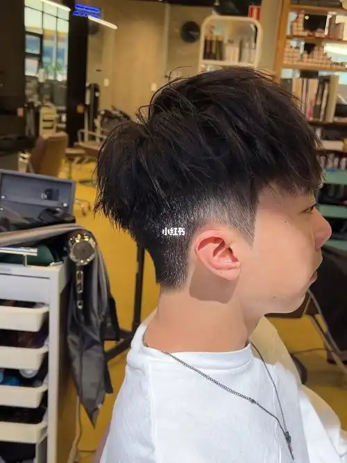 男士简单打理发型碎盖钢夹烫