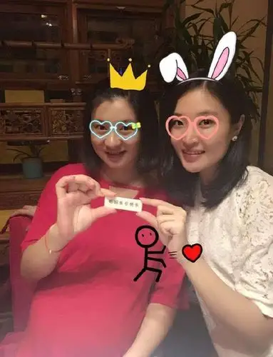 《甄嬛传》中沈眉庄扮演者斓曦的33岁生日,怀孕中的斓曦挺孕肚现身