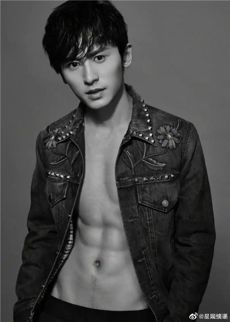 一起来数数张哲瀚腹肌有几块[期待]