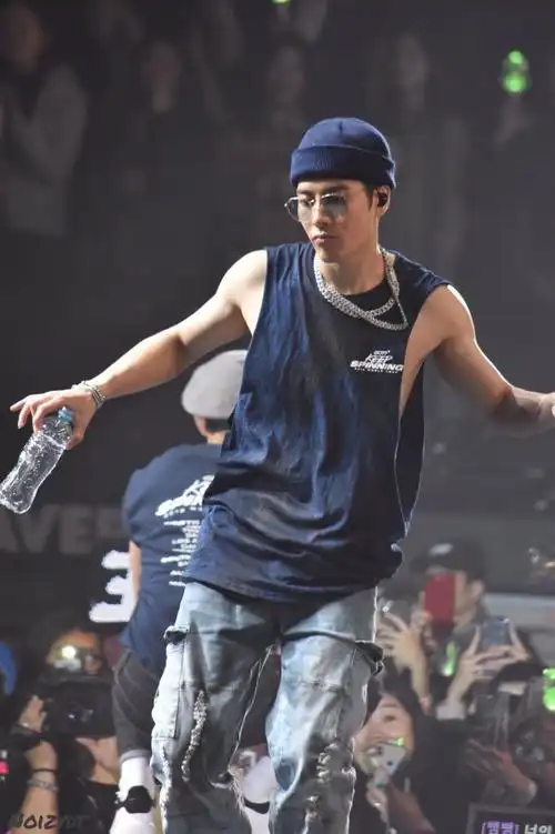 王嘉尔(jackson wang),1994年3月28日出生于中国香港.