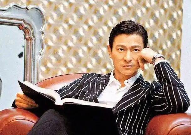 刘德华的超帅西装照,人家这样的效果才能叫穿西服