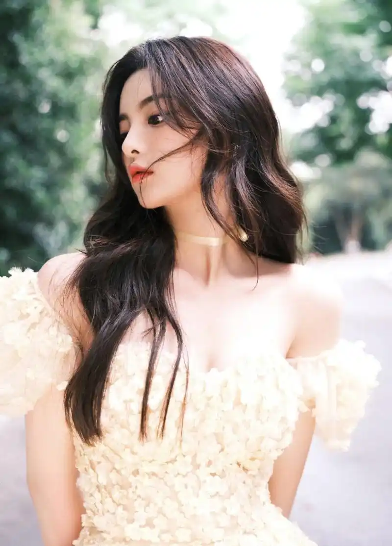 杨超越高清壁纸头像(二十七)[比心]