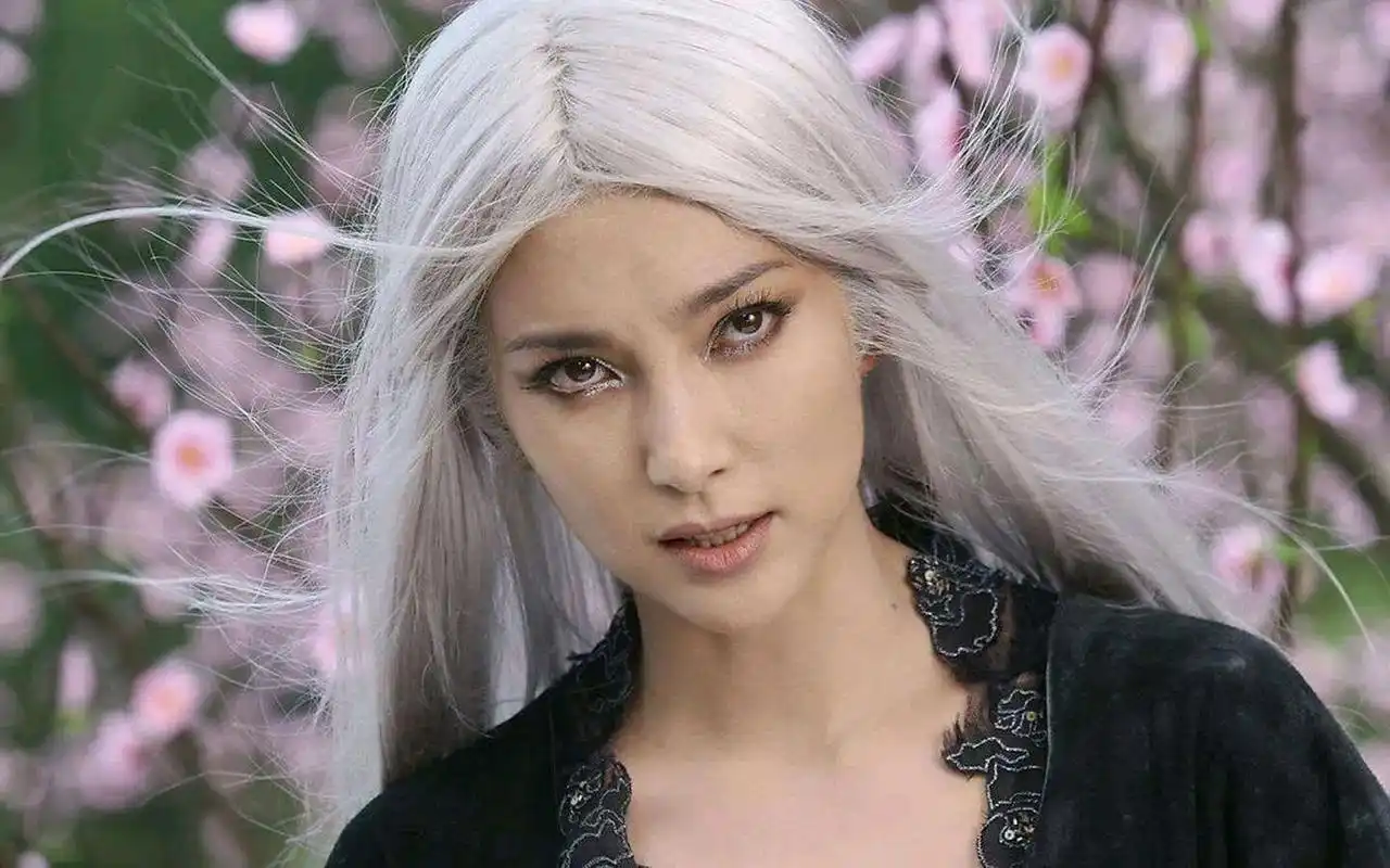 白发魔女造型美艳动人#你心中的古装女神# #人间绝色# #好看的电视剧