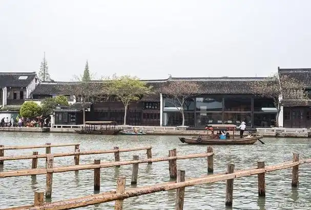 长荡湖水街,位于江苏省常州市,是一座充满江南水乡风情的地方.