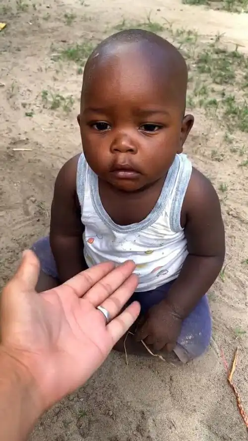 非洲的小黑孩真不是一般的黑啊,真是太好玩了