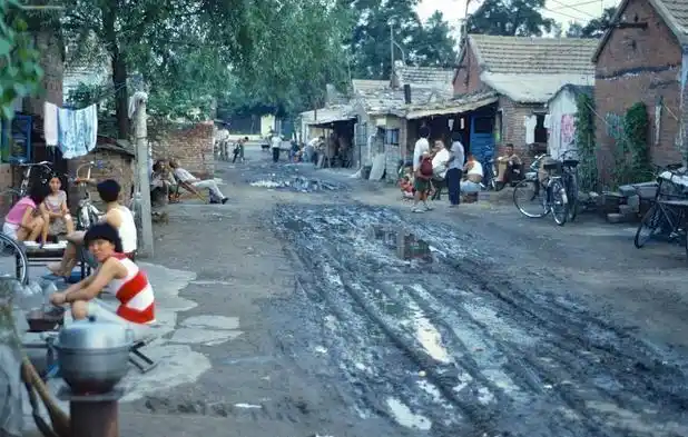 论北京胡同社会生活的内,外视角:美如仙境,还是生活环境艰苦?