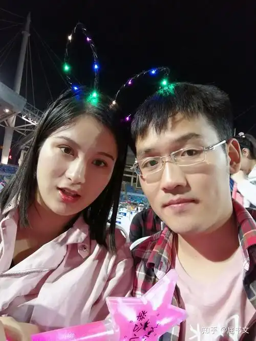 放一张合照,我没觉得给他丢份儿,可能他觉得我的胖让他没面子了,想让