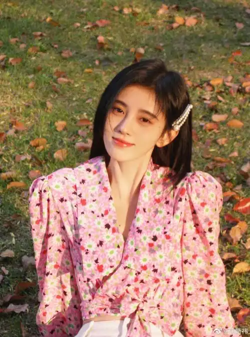 鞠婧祎戴珍珠发卡甜笑春日气息满满