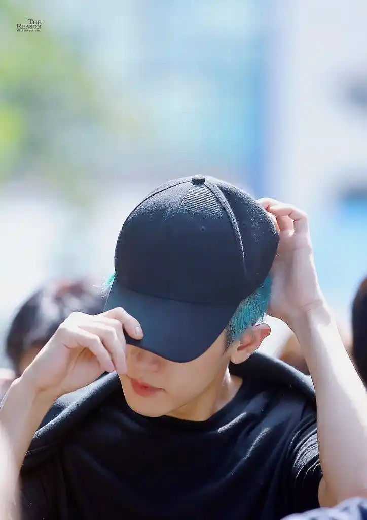 红黄蓝绿粉彩,朴灿烈集齐了彩虹,赏心悦目!