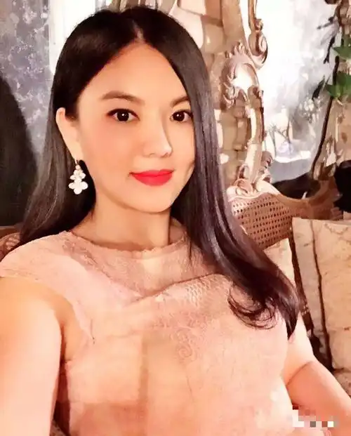 现在才发现李湘的美,穿绿裙嫩得像个小姑娘,身材也丰盈的馋人