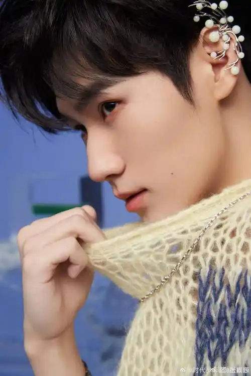 外套#时代少年团演唱会单人海报释出~张真源海浪鎏金外套造型好帅气!