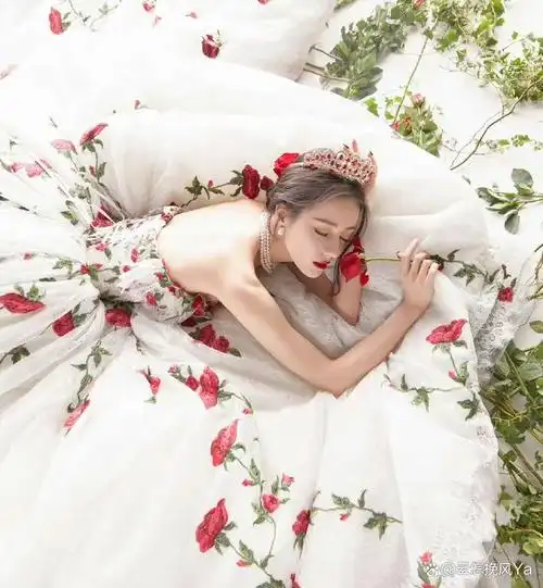 迪丽热巴的时尚秘诀:如何用穿衣风格散发个性魅力?