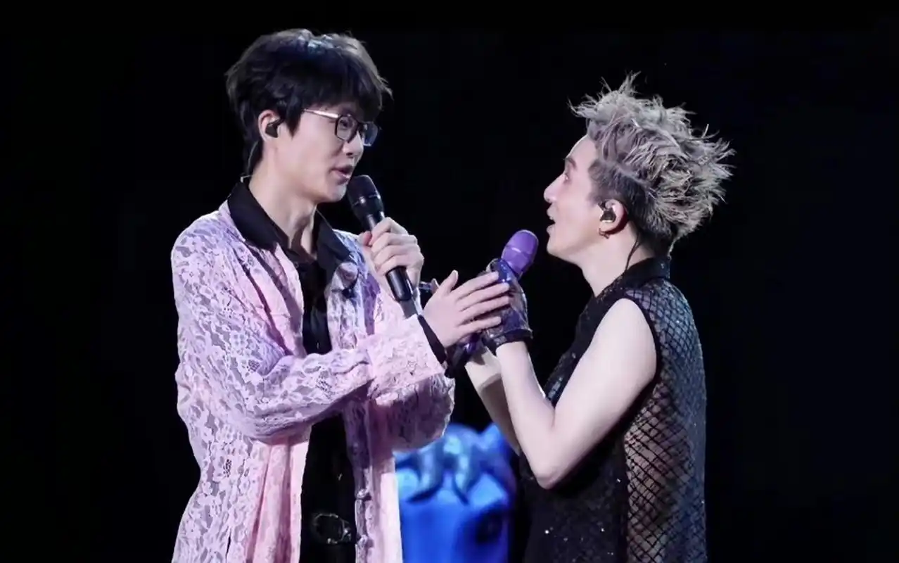 薛之谦许嵩两人在演唱会上合唱 ,一个死也不动,一个不动会死.