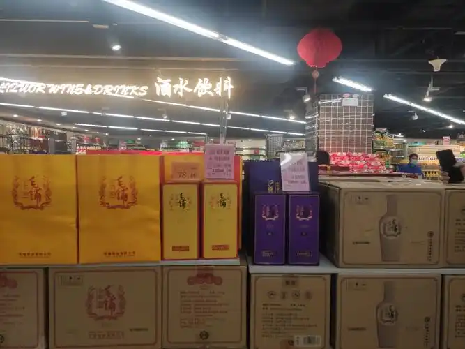 两个单品白酒实货堆陈列,展示的两瓶挨在一起陈列,同时要有单品的价签