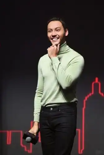 活动当天陈伟霆以抹茶绿针织衫,黑色牛仔裤搭配文艺范儿丸子头现身