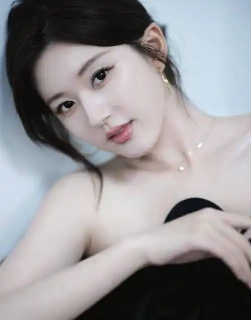 赵露思蝴蝶结抹胸造型_时尚_穿着_风格