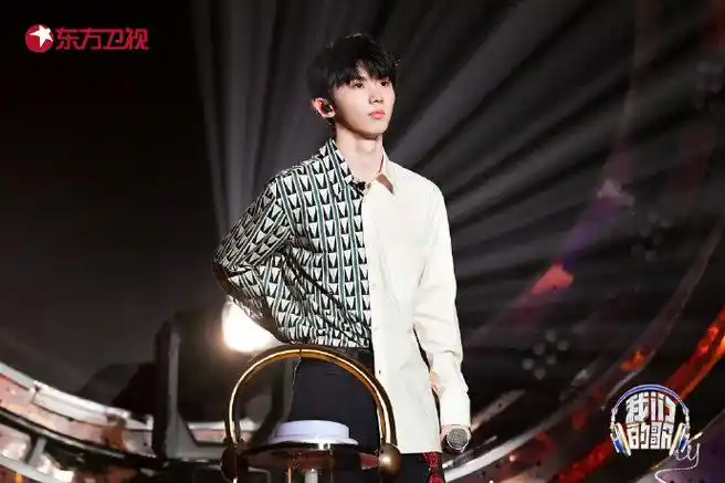 《我们的歌4》马嘉祺白西装造型,意气风发的大帅哥,期待小马舞台的