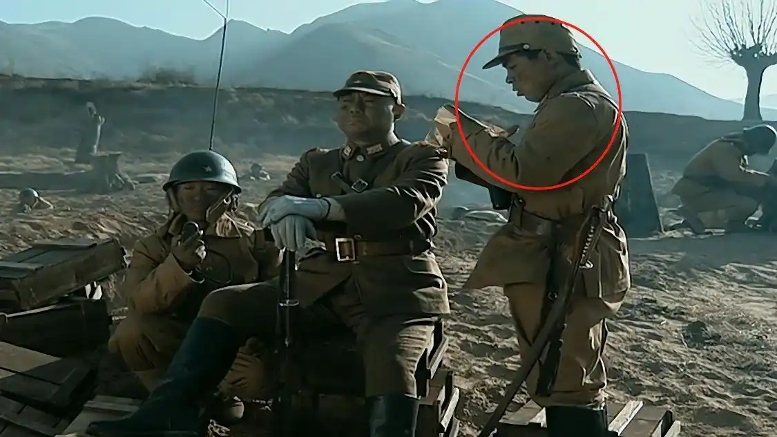《亮剑》的穿帮镜头,刚演完了国军战俘,转头变成了日军的副官_八路军