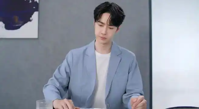 伸手##王一博手势似曾相识#王一博最新短片发布,片中他身穿浅蓝色西装