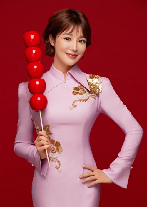 原创央视美女主持人胡蝶二胎产后首亮相脸部浮肿身材胖了一圈